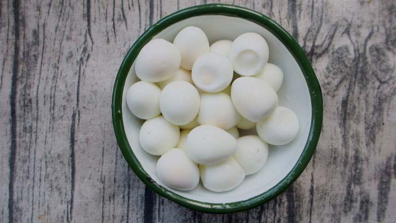 香卤鹌鹑蛋,敲好的鹌鹑蛋放入装有清水的盆里，更容易把壳剥掉，将剥好蛋壳的鹌鹑蛋用清水洗一下