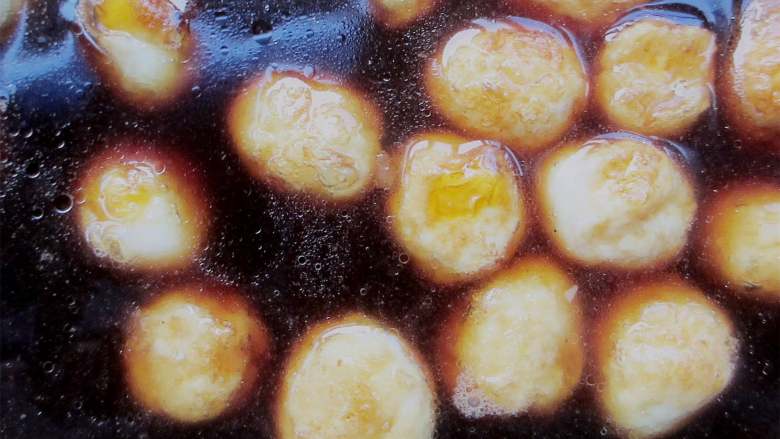 香卤鹌鹑蛋,放入煎好的鹌鹑蛋。