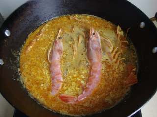 东南亚风味：咖喱红虾,放入红虾煮熟