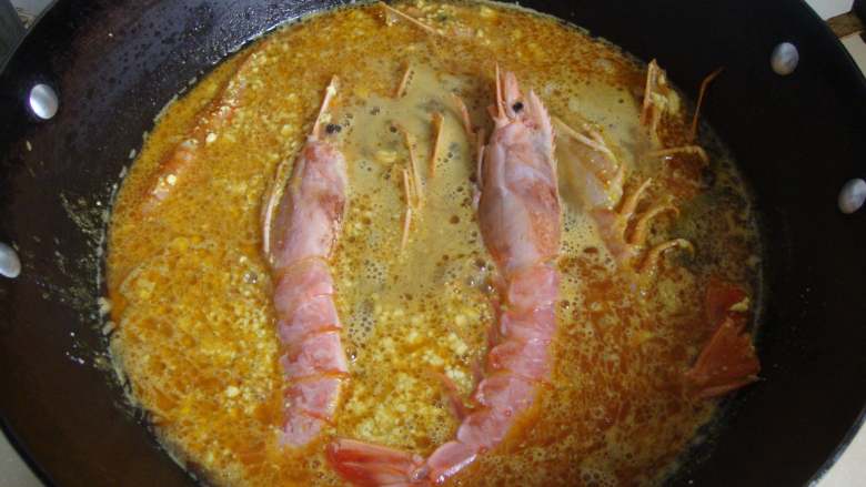 东南亚风味：咖喱红虾,放入红虾煮熟