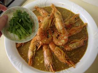 东南亚风味：咖喱红虾,盛出，撒上香菜即可