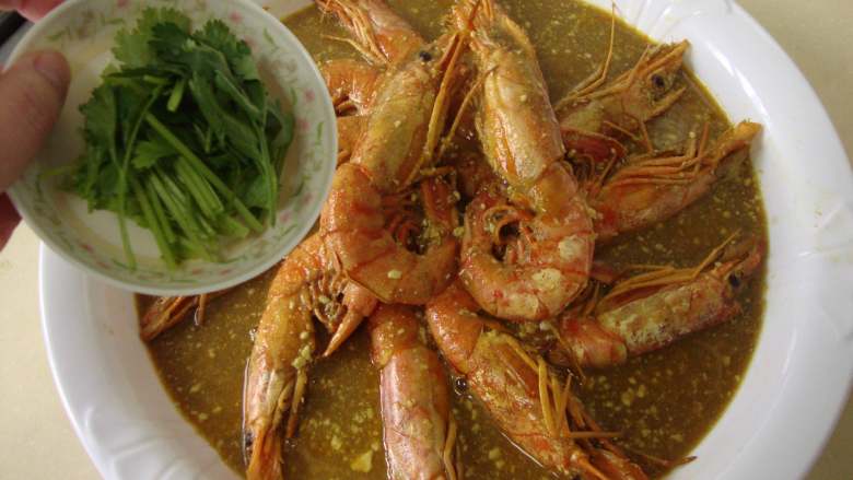 东南亚风味：咖喱红虾,盛出，撒上香菜即可