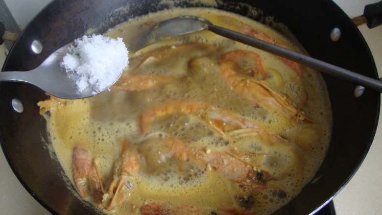 东南亚风味：咖喱红虾,加少许糖，把汤汁收浓一些