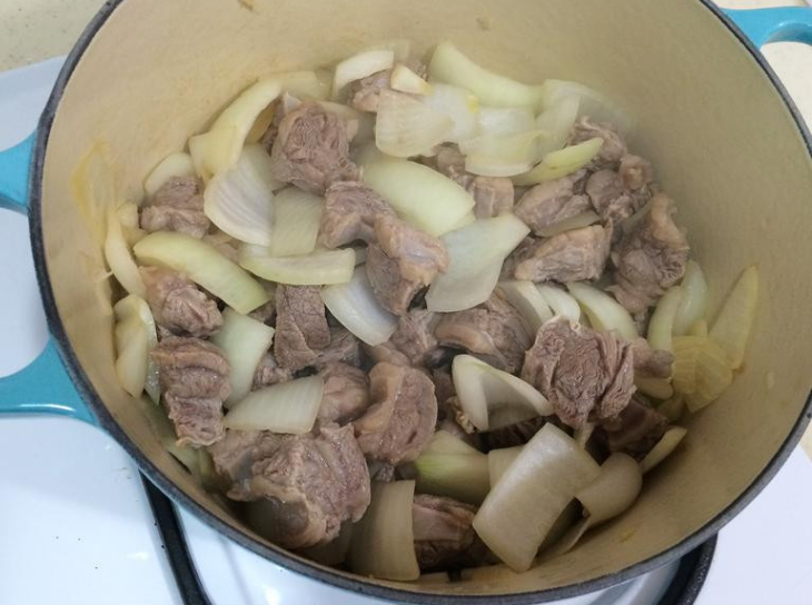 番茄炖牛肉,加一小匙油热锅，先将洋葱炒软后，加入牛肉炒香。