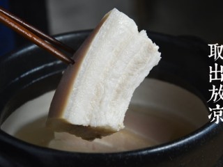 蒜泥白肉卷,直至用筷子可轻松插入肉最厚的地方，且无血水，取出放凉。