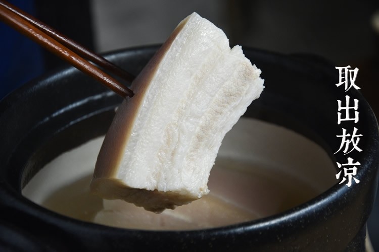 蒜泥白肉卷,直至用筷子可轻松插入肉最厚的地方，且无血水，取出放凉。