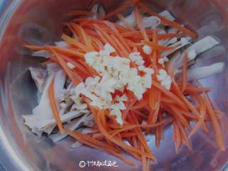 手撕杏鲍菇,把胡萝卜丝和杏鲍菇丝放在一起，撒上一把蒜末