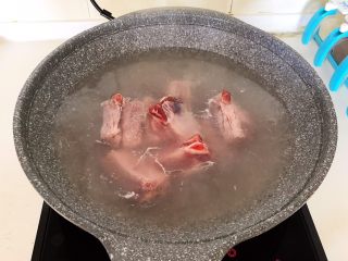 家常排骨烧鸡杂,锅里加入冷水烧开后加入排骨，水开后焯8分钟