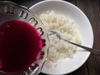 草莓饭团,把苋菜水倒入米饭中（我自己先在米饭里倒拌了一点寿司醋，也可以不加）。