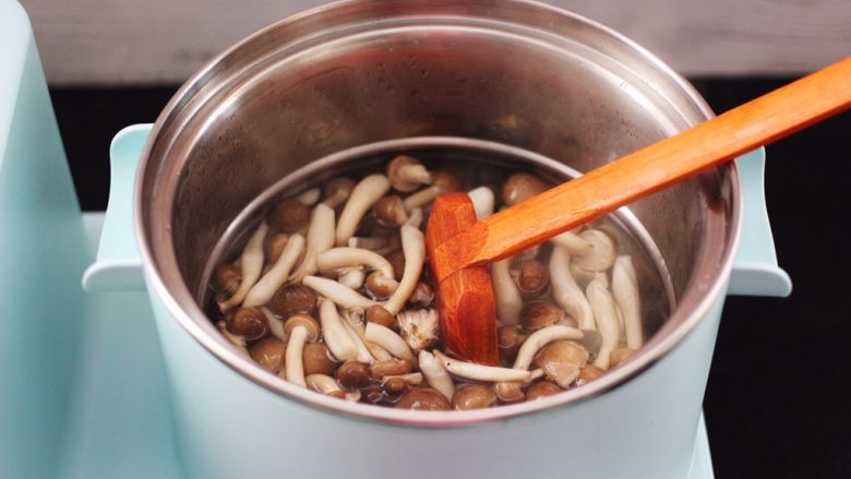 蟹味菇爆花肉,东菱早餐机的汤锅里，加入适量的清水煮沸后，把蟹味菇进行焯水，焯过水的蟹味菇捞出沥干水分。