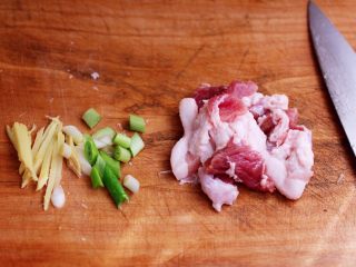 蟹味菇爆花肉,五花肉洗净后用刀切成薄片，葱姜切碎备用。