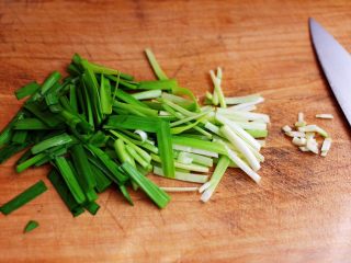 蟹味菇爆花肉,韭菜摘洗干净后，用刀切成段，注意韭菜的根部切除不用。