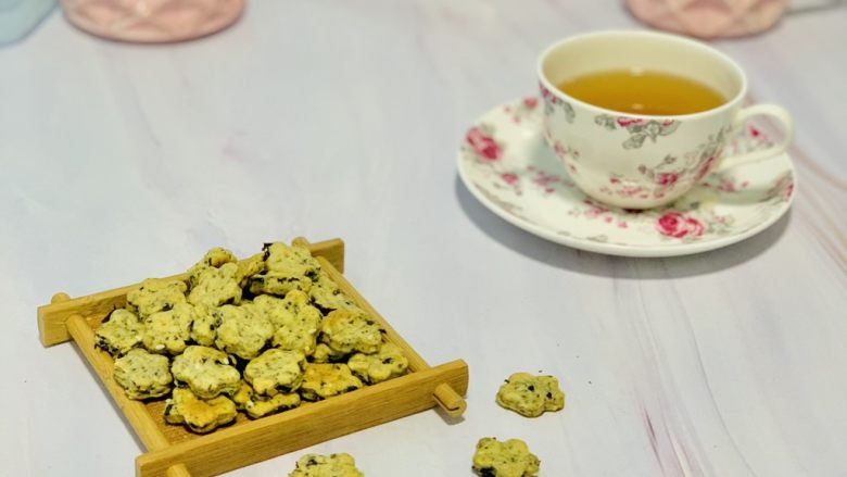 海苔苏打饼干,美味的海苔饼干配上一杯红茶。下午休闲时光必备。