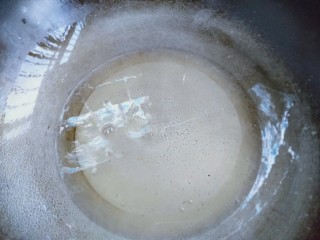 蒜蓉竹节蛏,锅中加适量的花生油烧热