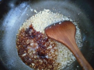 蒜蓉竹节蛏,适量的白糖和盐，翻炒均匀