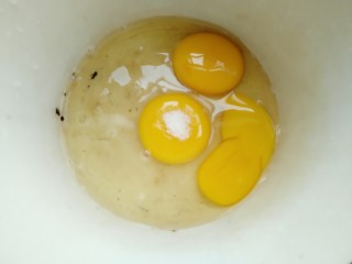 菜脯蛋卷,取一个容器打入三个鸡蛋加少许盐