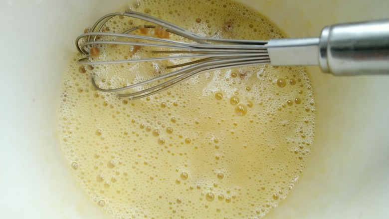 菜脯蛋卷,把萝卜干和蛋液搅拌均匀