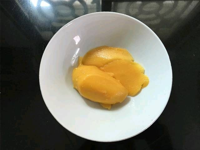 芒果酸奶土司,先把芒果清洗干净后，去掉芒果核后取肉备用.