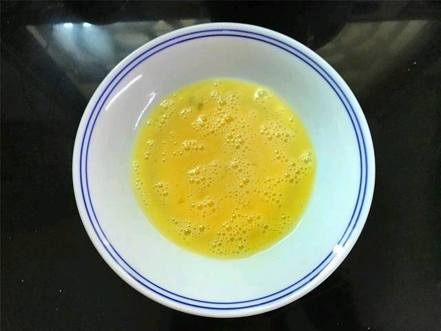 芒果酸奶土司,鸡蛋打入碗中，搅打均匀。我用四片吐司，要是用得多的话，要再打一个鸡蛋的.