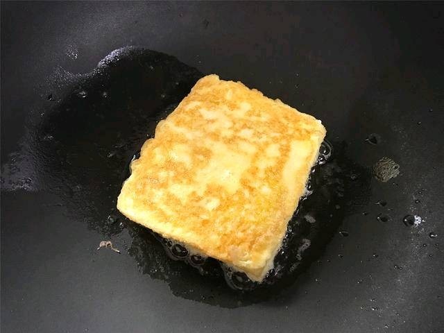 芒果酸奶土司,平底锅刷一层油，把裹了蛋液的吐司放入锅中，小火慢煎至两面都呈金黄色后即可.