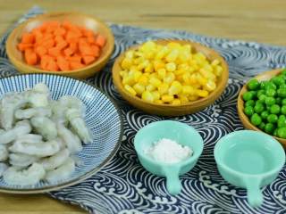 色彩缤纷，营养又好吃的三色炒虾仁,
【主料】：虾仁|胡萝卜丁|玉米粒|青豆
【辅料】：白酒|淀粉|盐|糖