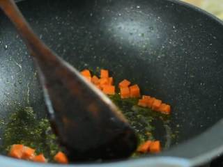 色彩缤纷，营养又好吃的三色炒虾仁,先倒入胡萝卜炒断生。