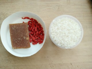 荔枝红枣山药枸杞粥,准备大米，红片糖，枸杞