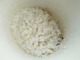 荔枝红枣山药枸杞粥,大米提前洗净待用