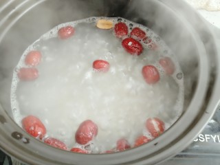 荔枝红枣山药枸杞粥,再把荔枝干和红枣放进去煮开转文火煲三十分钟