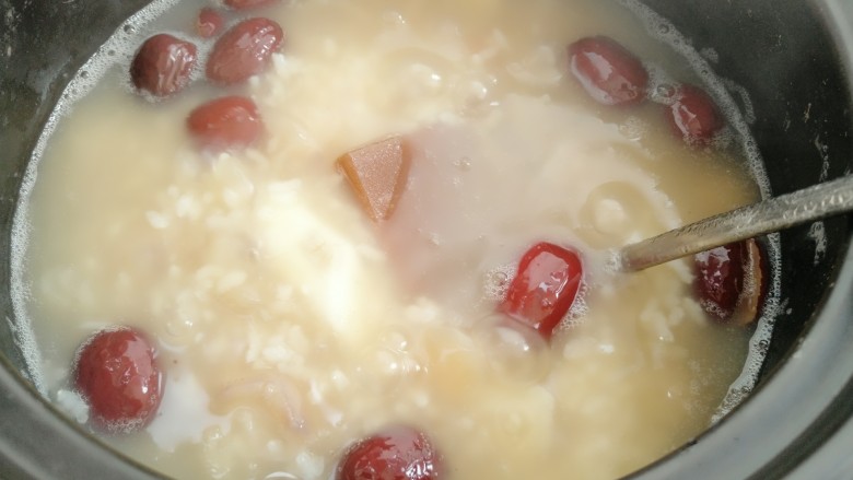 荔枝红枣山药枸杞粥,放入红片糖煮至熔化