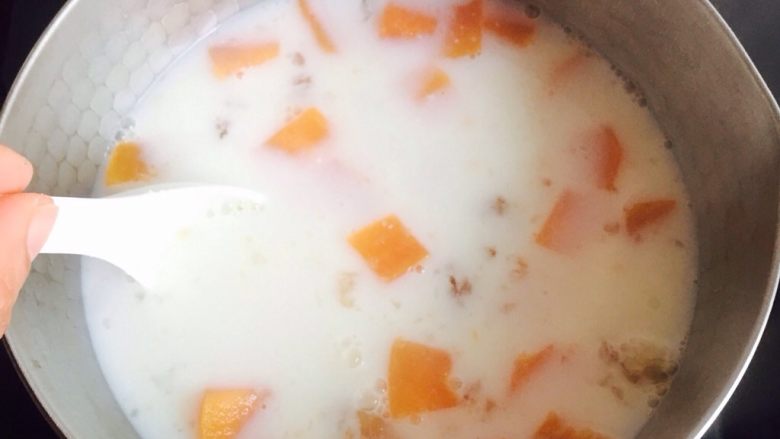 木瓜牛奶炖桃胶,并搅拌均匀
