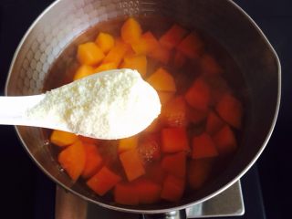 木瓜牛奶炖桃胶,待稍微冷却后加入一勺德运奶粉