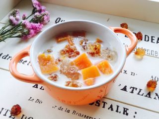 木瓜牛奶炖桃胶,盛在漂亮的器皿