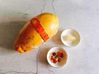木瓜牛奶炖桃胶,准备好食材