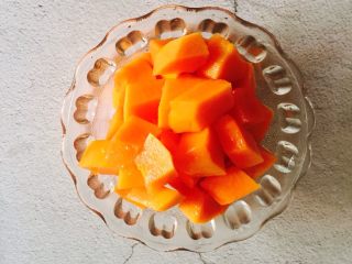 木瓜牛奶炖桃胶,木瓜对半切开去籽削皮切块备用