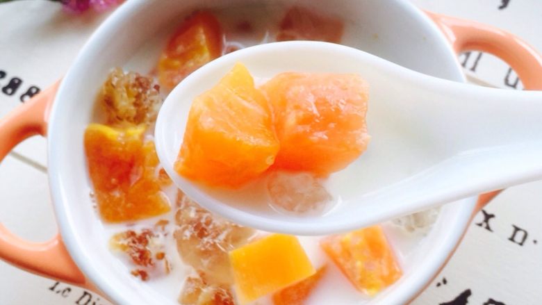 木瓜牛奶炖桃胶,慢慢享用美容养颜甜品吧