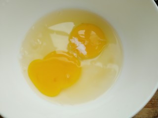 彩蛋四季豆,取一个容器打入鸡蛋加少许盐打散