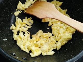 彩蛋四季豆,待蛋液凝固后炒散盛出待用