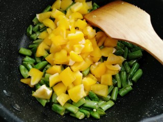 彩蛋四季豆,煸炒两分钟后放入黄灯椒炒一分钟