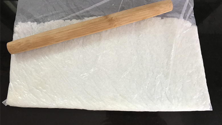 海苔仙贝,装剩米饭的保鲜袋最好要抹点油，用擀面杖把米饭擀成0.5mm的薄片。