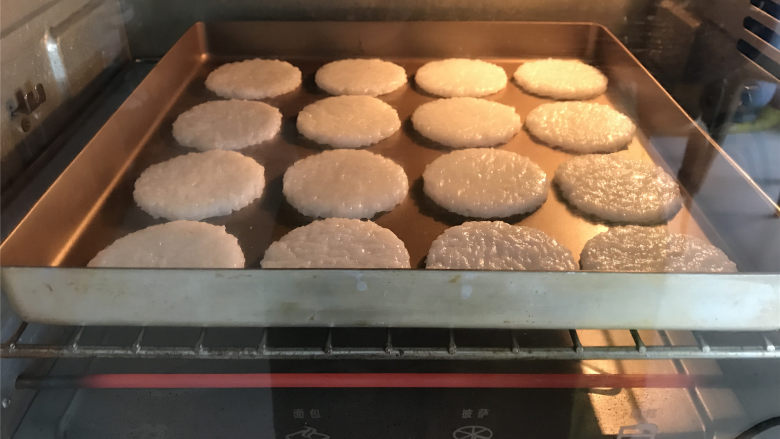 海苔仙贝,放入预热好的烤箱，上下火，中层，180度，烤15分钟左右至米饼水分脱干变硬。