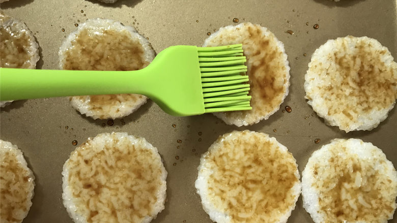 海苔仙贝,把烤好的米饼从烤箱中取出，均匀地刷上一层料汁，正反面都刷。