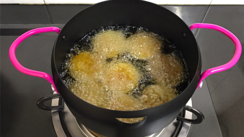 海苔仙贝,炸锅中倒入适量油，油温6成热时，把刷好料汁的面片放入锅中。