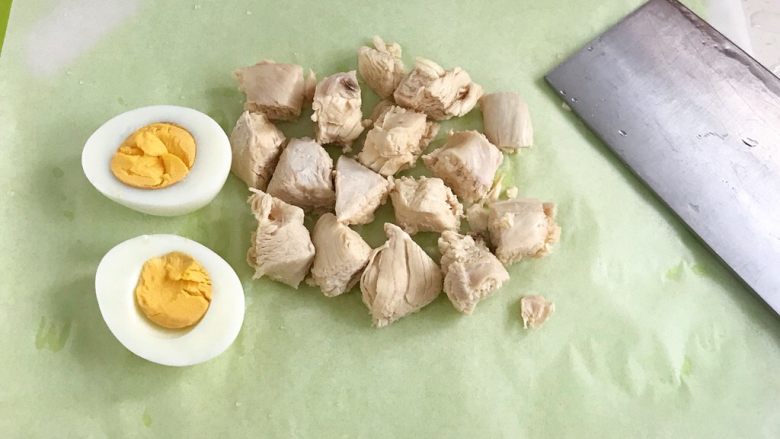 藜麦时蔬鸡胸肉沙拉,把煮好的鸡胸肉切丁，鸡蛋去壳切块。