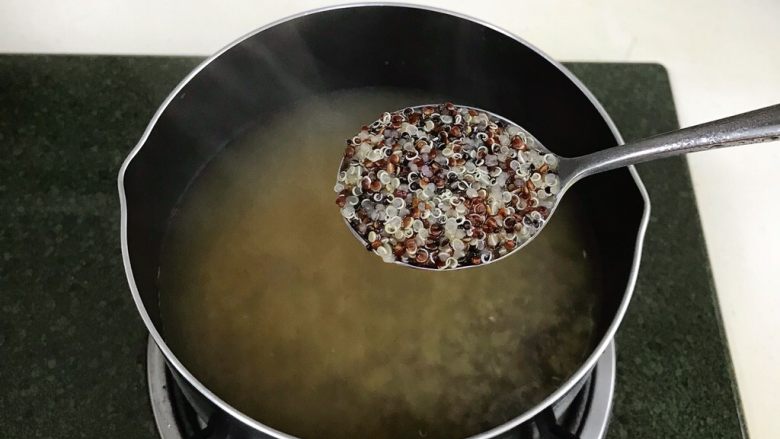 藜麦时蔬鸡胸肉沙拉,煮沸后转小火加盖焖煮15分钟，捞出备用。