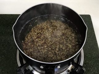 藜麦时蔬鸡胸肉沙拉,将藜麦淘洗下，倒入锅中加适量的清水煮开，倒入几滴橄榄油。