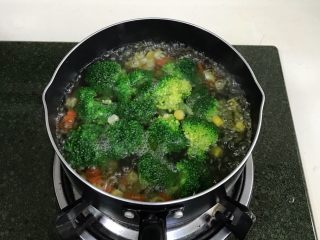 藜麦时蔬鸡胸肉沙拉,各蔬菜一起入锅中焯水煮熟。