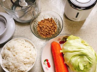 蔬菜肉松饭团,胡萝卜去皮洗净、包菜拿淡盐水泡一泡，然后洗净。