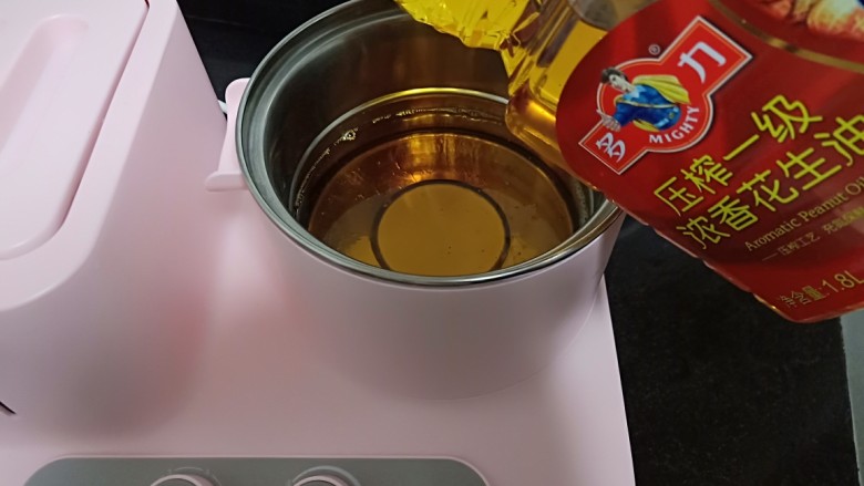 金牌本帮糖醋排骨,炸锅加热后倒入多力浓香花生油150毫升。