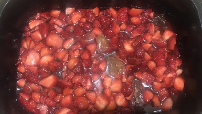 冰糖草莓酱,把冷藏好的草莓粒、糖、糖水一起倒入不粘锅